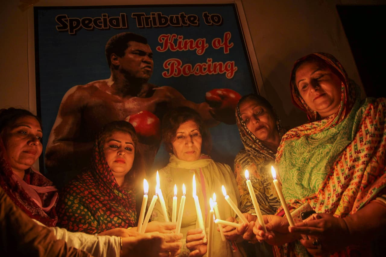 Cientos de fanáticos dieron el último adiós a Muhammad Ali 'El Más Grande' con flores, carteles, veladoras, oraciones y más muestras de cariño en el centro Muhammad Ali en Louisville y a las afueras del Hospital donde falleció en Phoenix.