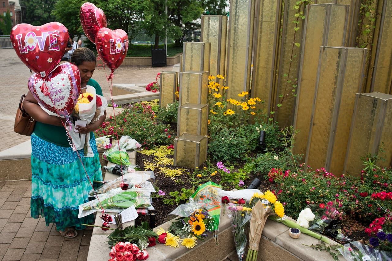 Cientos de fanáticos dieron el último adiós a Muhammad Ali 'El Más Grande' con flores, carteles, veladoras, oraciones y más muestras de cariño en el centro Muhammad Ali en Louisville y a las afueras del Hospital donde falleció en Phoenix.