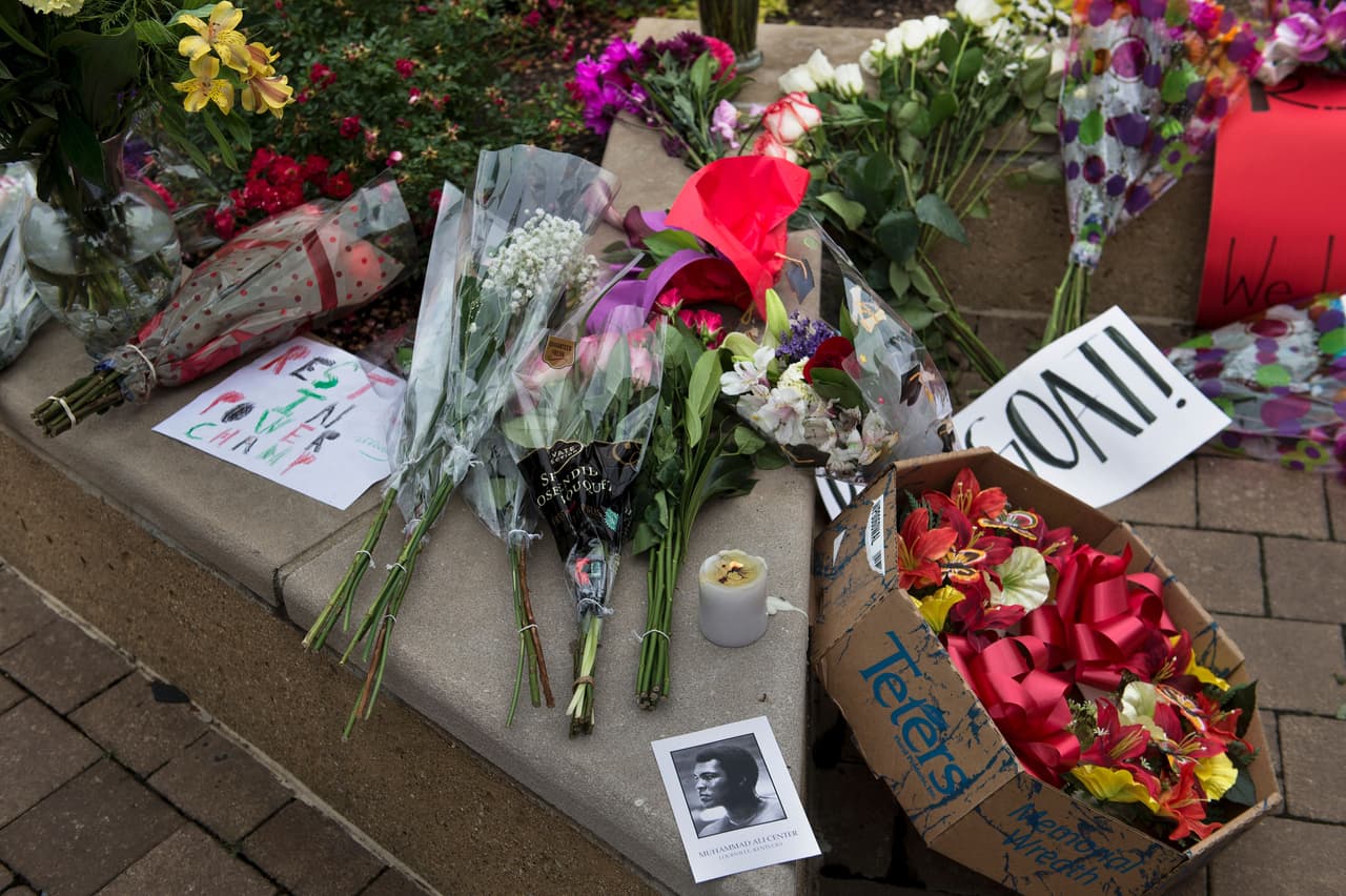 Cientos de fanáticos dieron el último adiós a Muhammad Ali 'El Más Grande' con flores, carteles, veladoras, oraciones y más muestras de cariño en el centro Muhammad Ali en Louisville y a las afueras del Hospital donde falleció en Phoenix.