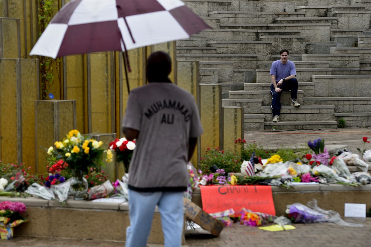 Cientos de fanáticos dieron el último adiós a Muhammad Ali 'El Más Grande' con flores, carteles, veladoras, oraciones y más muestras de cariño en el centro Muhammad Ali en Louisville y a las afueras del Hospital donde falleció en Phoenix.