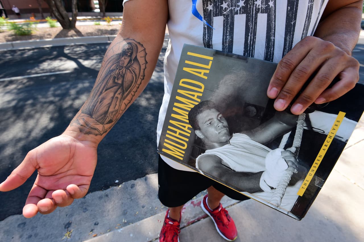 Cientos de fanáticos dieron el último adiós a Muhammad Ali 'El Más Grande' con flores, carteles, veladoras, oraciones y más muestras de cariño en el centro Muhammad Ali en Louisville y a las afueras del Hospital donde falleció en Phoenix.