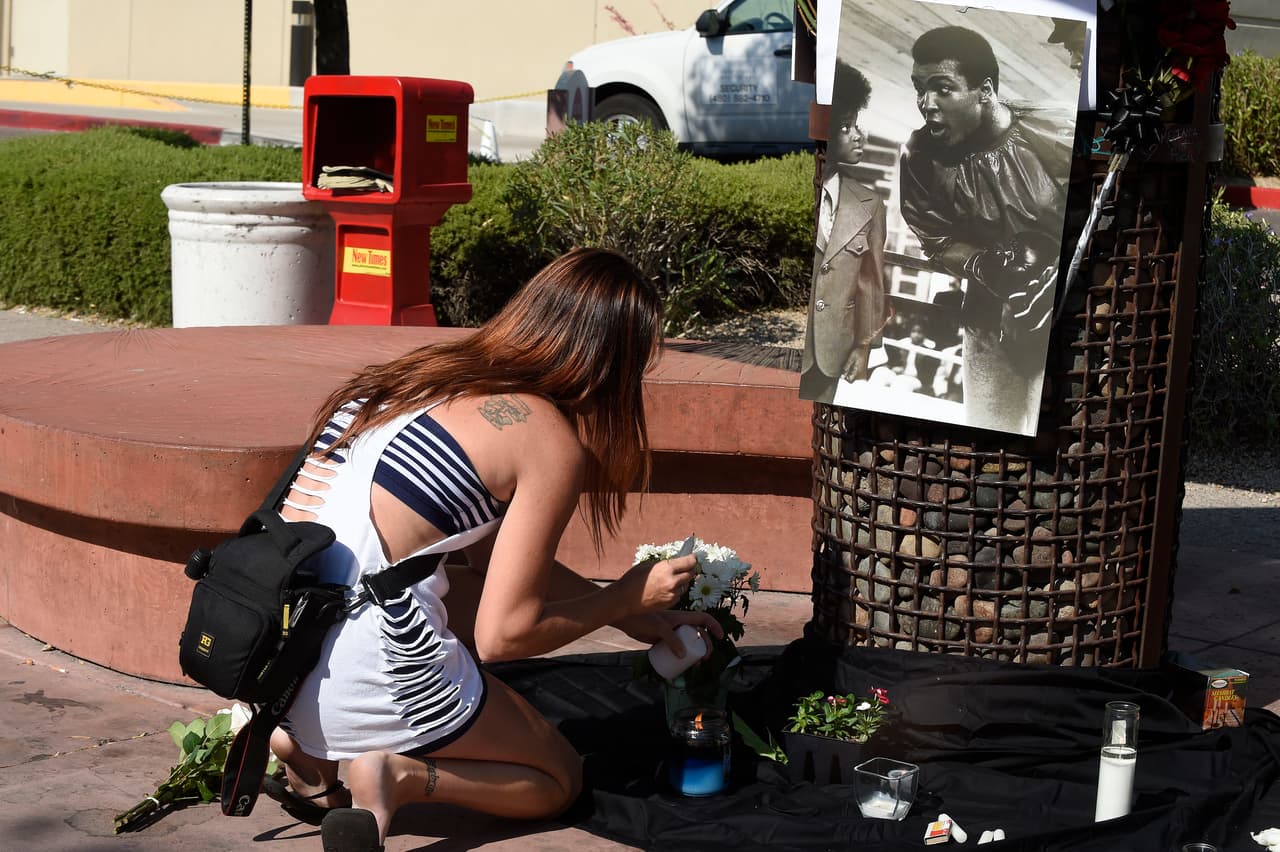 Cientos de fanáticos dieron el último adiós a Muhammad Ali 'El Más Grande' con flores, carteles, veladoras, oraciones y más muestras de cariño en el centro Muhammad Ali en Louisville y a las afueras del Hospital donde falleció en Phoenix.