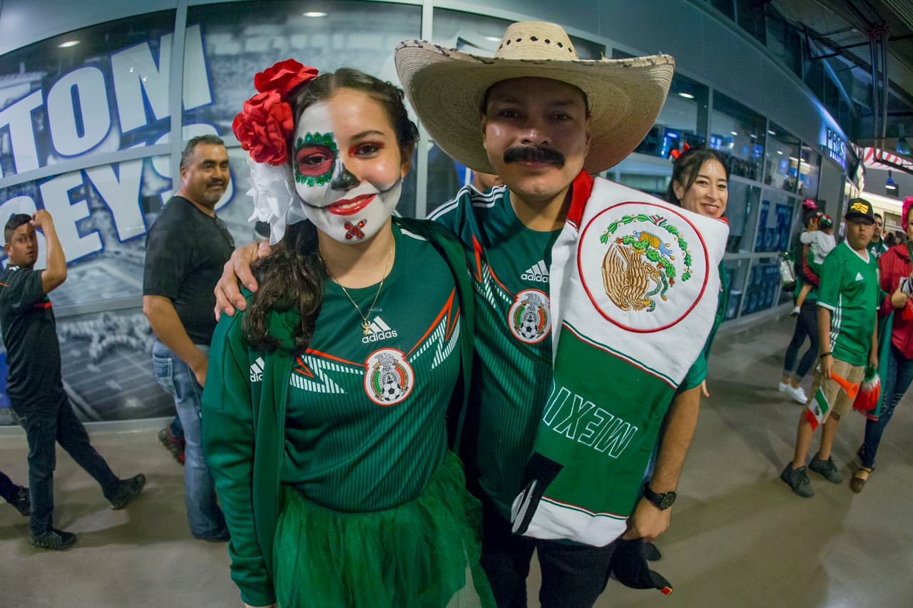 La afición mexicana, a pesar del mal clima en Dallas, se acercó al AT&T Stadium con su belleza y colorido para apoyar al Tri en el segundo partido de la Fecha FIFA, después de ganarle a Islandia en Santa Clara la semana pasada.