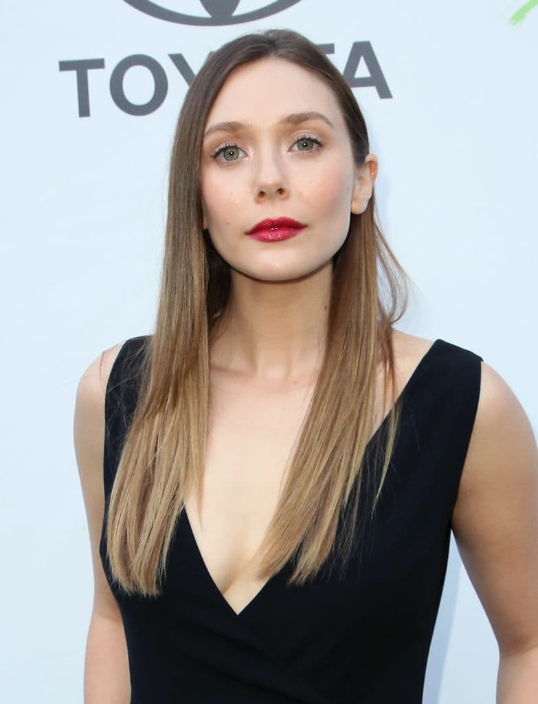 Un par de años más tarde, Elizabeth apareció en otros dos importantes filmes, ‘Old Boy’ (2013) y ‘Godzila’ (2014).
<br>