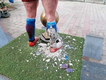 La estatua es una obra del artista chileno Marco Vergara.