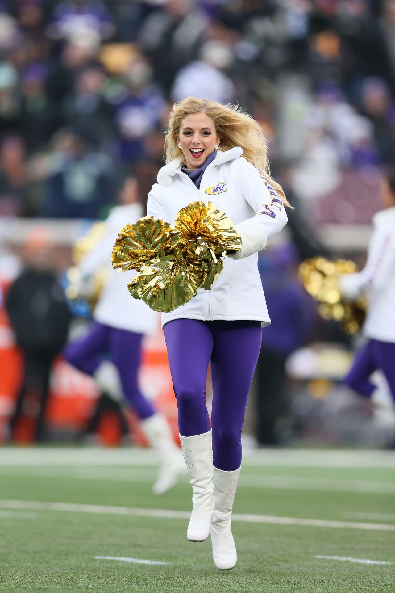 Abrigadas, con faldita, con pantalón, ¡ellas siempre lucen sensacional! Checa a las bellezas de la Semana 13 de la NFL.