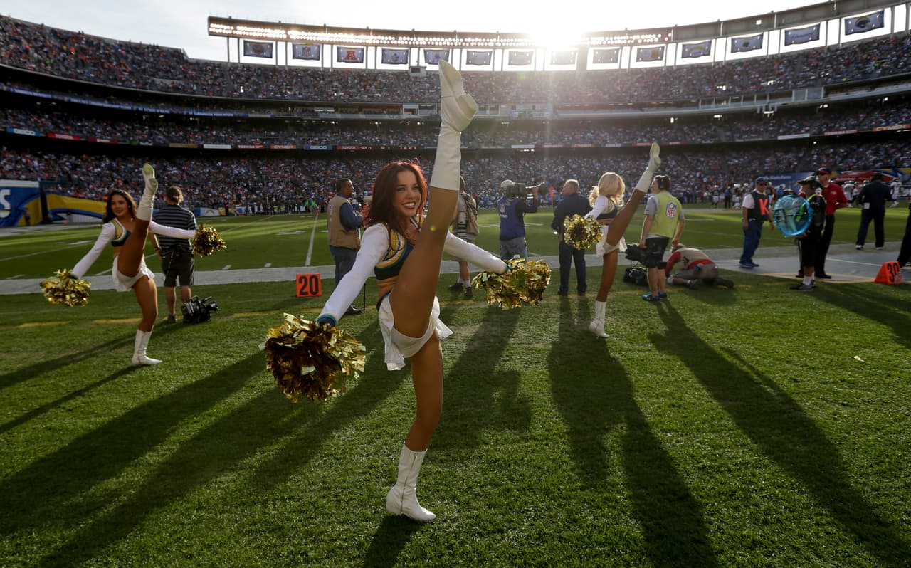 Abrigadas, con faldita, con pantalón, ¡ellas siempre lucen sensacional! Checa a las bellezas de la Semana 13 de la NFL.