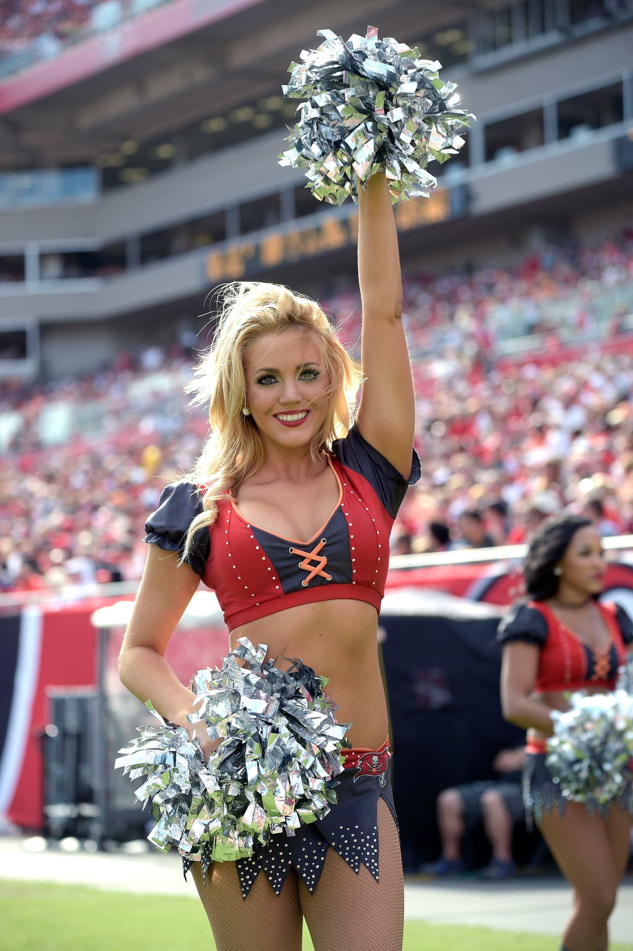 Abrigadas, con faldita, con pantalón, ¡ellas siempre lucen sensacional! Checa a las bellezas de la Semana 13 de la NFL.