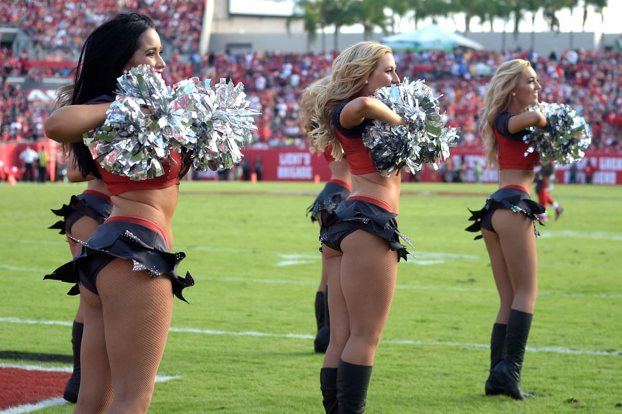 Abrigadas, con faldita, con pantalón, ¡ellas siempre lucen sensacional! Checa a las bellezas de la Semana 13 de la NFL.