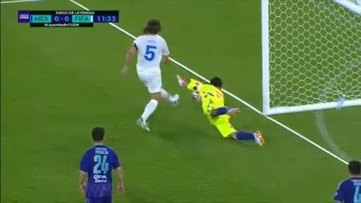 ¡Llámalo, Vasco! Jorge Campos hace épica doble atajada a Drogba y Puyol