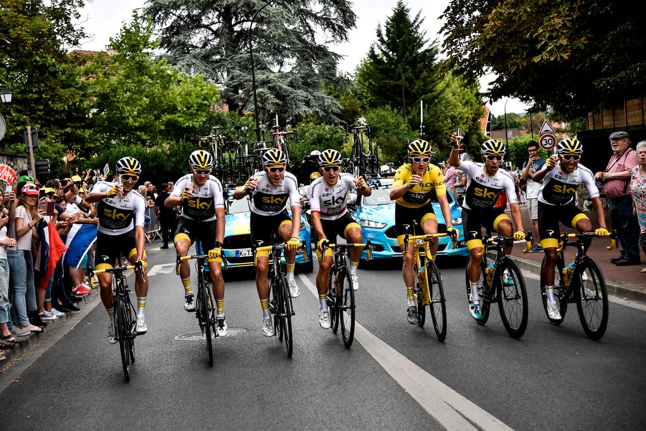 Antes de arribar a la emblemática París, los integrantes del Equipo Sky, al cual pertenece el ganador del Tour de Francia 2018 Geraint Thomas, se alinearon para posar para la foto conmemorativa.