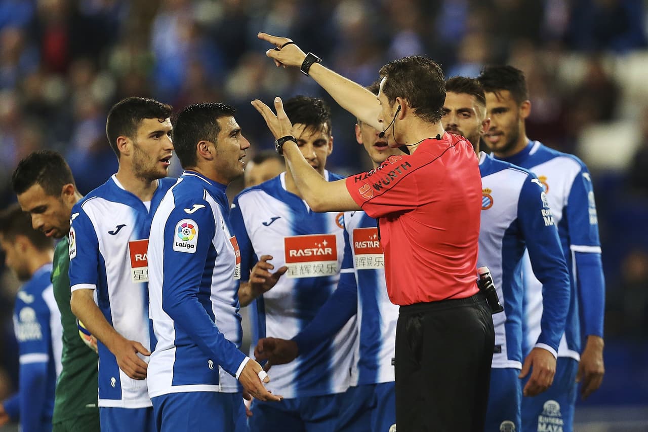 El árbitro fue abordado por toda la plantilla del Espanyol tras el penalti que sancionó sobre Sanabria y cometido por Javi Fuego.
