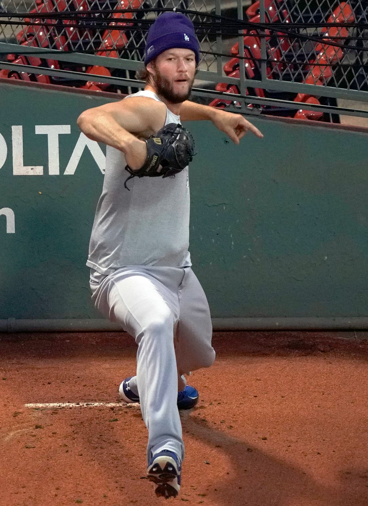Quien tendrá la responsabilidad de subirse a la lomita será el zurdo y as de la rotación de ls Dodgers Clayton Kershaw, quien es ganador en tres ocasionesl del trofeo Cy Young del Viejo Circuito.