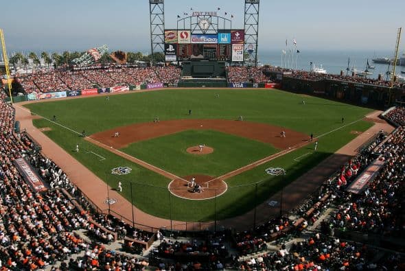 En un día festivo y de sol brillante, los Giants no decepcionaron a los 43.320 aficionados que acudieron al estadio AT&T Park, para ver a Matt Cain lanzar fuego a la goma.