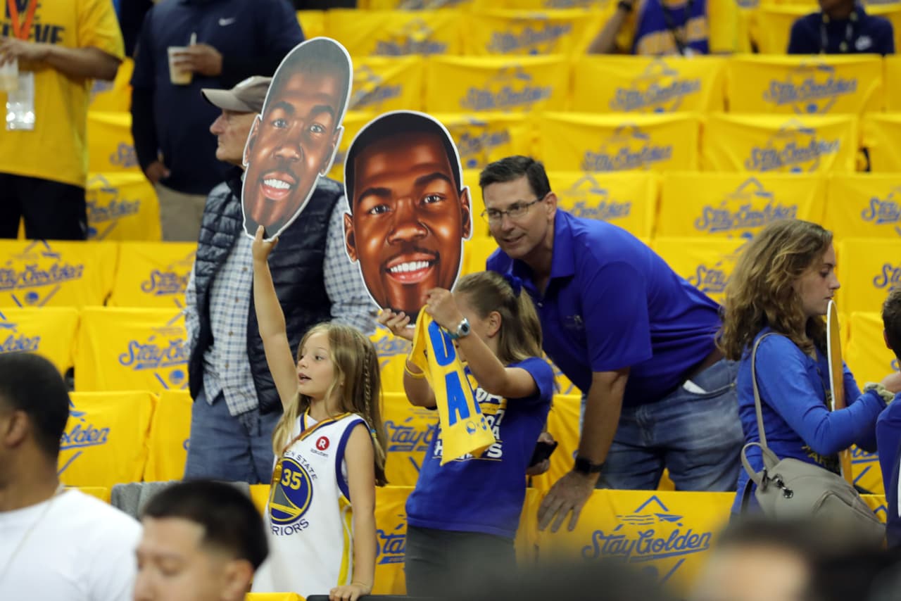 Los jugadores de Raptors y Warriors llegaron a Oracle Arena para la disputa del Juego 6 de las Finales NBA. Toronto busca destapar la champaña en patio ajeno y Golden State vivir un día más. Es el último partido NBA en la historia de Oracle Arena, en Oakland, ya que la temporada entrante el equipo se mudará al moderno Chase Center en San Francisco. Por ese motivo los aficionados acudieron a despedirse de la que ha sido su casa por más de cinco décadas.