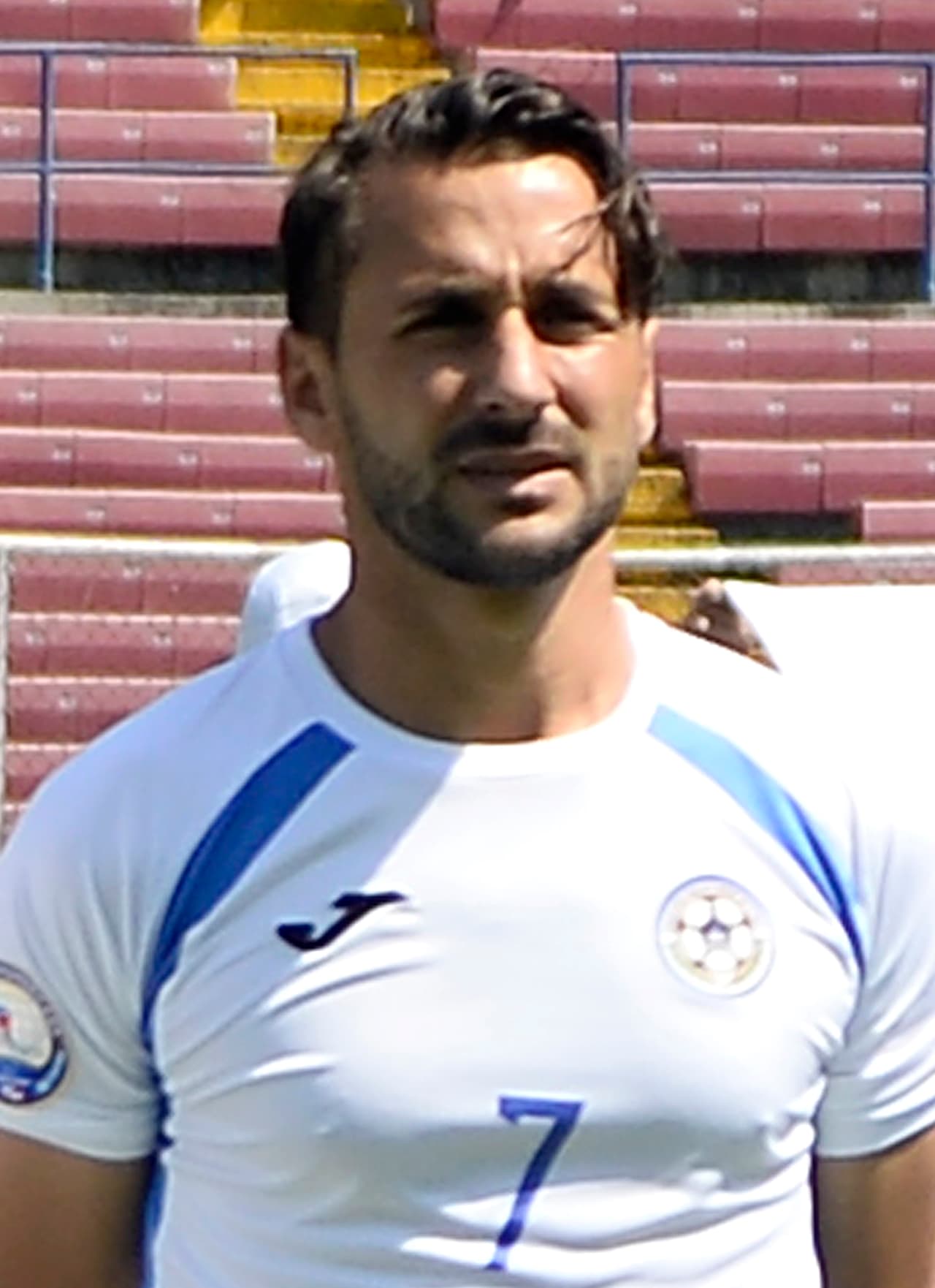 El conjunto de gala es todo de blanco con vivos en azul marino, usando los colores nacionales.