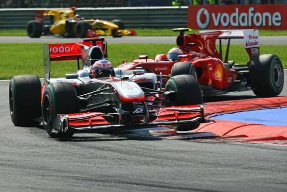 Alonso lo siguió de cerca durante más de la mitad de la carrera, pero no pudo pasarlo en pista.