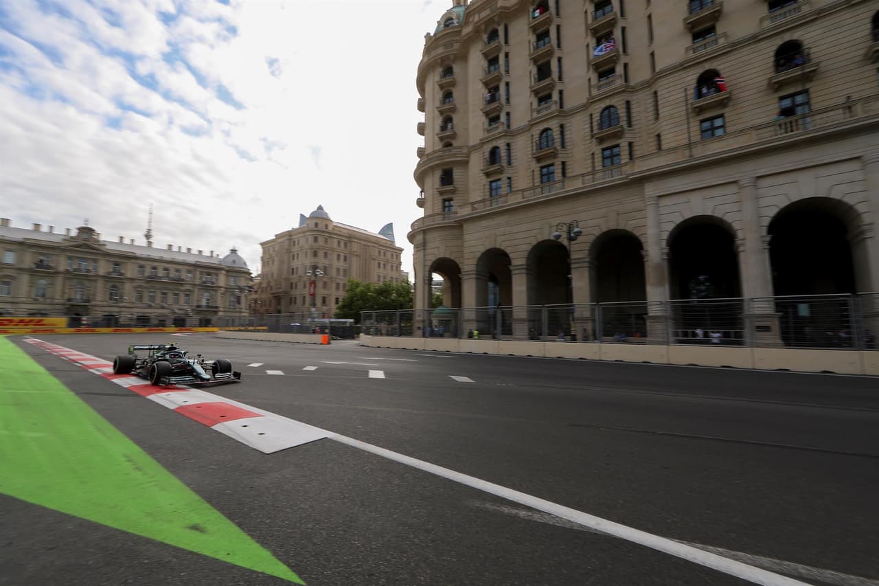 Tras una carrera muy dramática en el Gran Premio de Baku, el mexicano Sergio 'Checo' Pérez se lleva la carrera en la Formula 1 y consigue su segundo podio en su carrera. El piloto de Red Bull comparte el podio con Sebastian Vettel y Pierre Gasly. Max Verstappen abanonó la carrera tras ser puntero por una llanta reventada y Hamilton abandonó la carrera.
