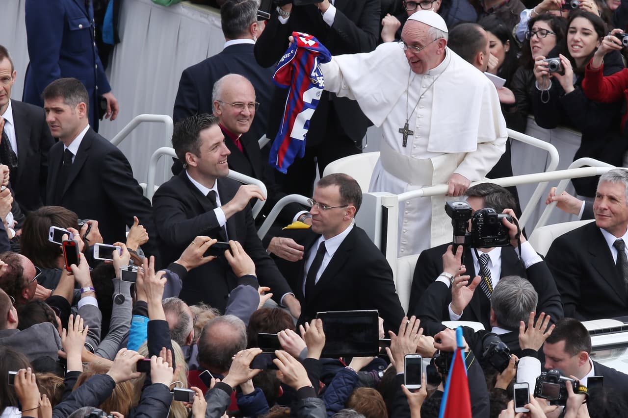 Incluso en la Plaza de San Pedro ,en el Vaticano, le llegan camisetas de su amado club 'El Ciclón' del barrio bonaerense de Boedo.