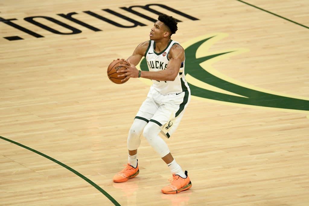 En ese cúmulo de minutos, Antetokounmpo sumó 24 unidades y repartió seis asistencias para los Bucks.