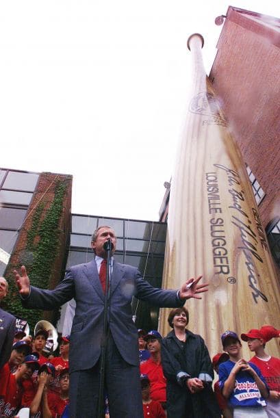 H&B seguirá siendo propietaria y continuará operando el museo y la fábrica Louisville Slugger, así como la tienda de regales, una atracción turística muy popular.