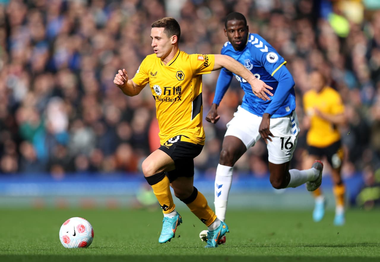 Wolves se acerca a zona de competiciones de Europa con triunfo sobre Everton de visitante; Raúl Jiménez fue titular y provocó una expulsión.