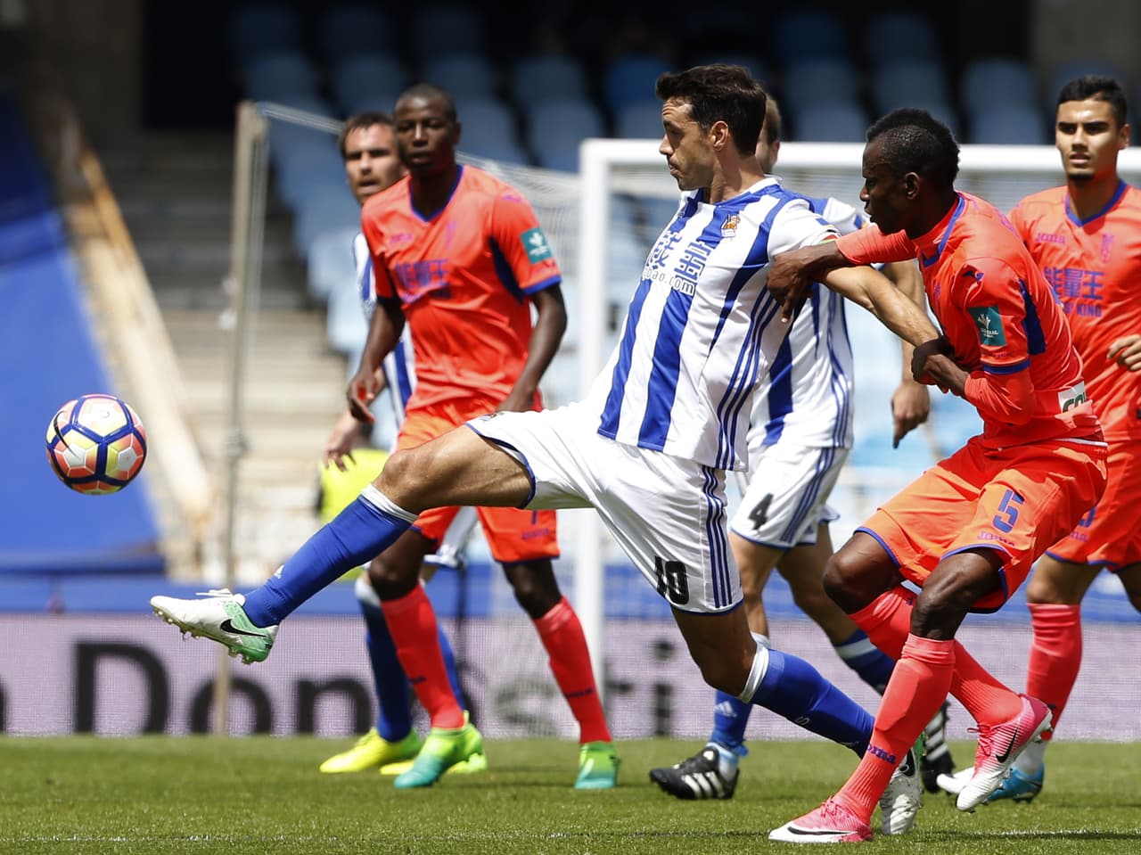 Xabi Prieto, en el medio campo del a Real, fue uno de los jugadores que más se vio recupernado balones e intentando entregarlos a sus compañeros en ofensiva.