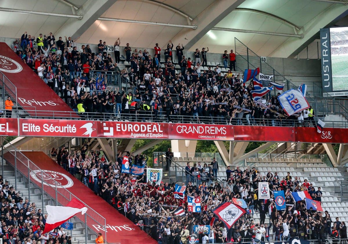 Los fanáticos del PSG viajaron para acompañar a su equipo que hace varias jornadas había confirmado el título de la Ligue 1.