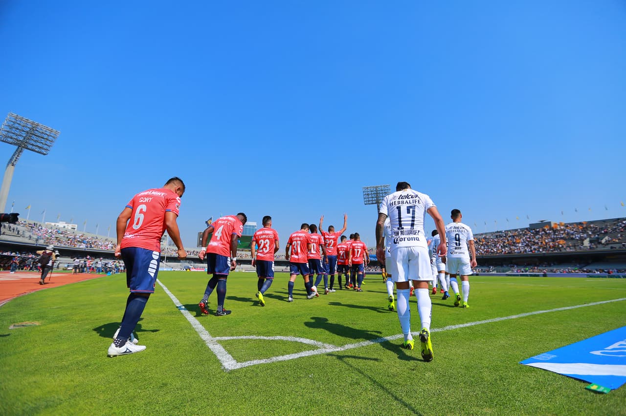 Un soleado mediodía acompañó el juego entre Pumas y Tiburones, que resultó poco entretenido.