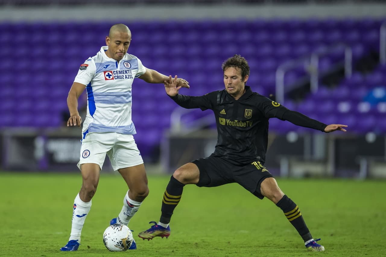 Carlos Vela y Kwadwo Opoku consiguen imponerse al Cruz Azul 2-1 en partido único y avanzan a las semifinales del torneo.