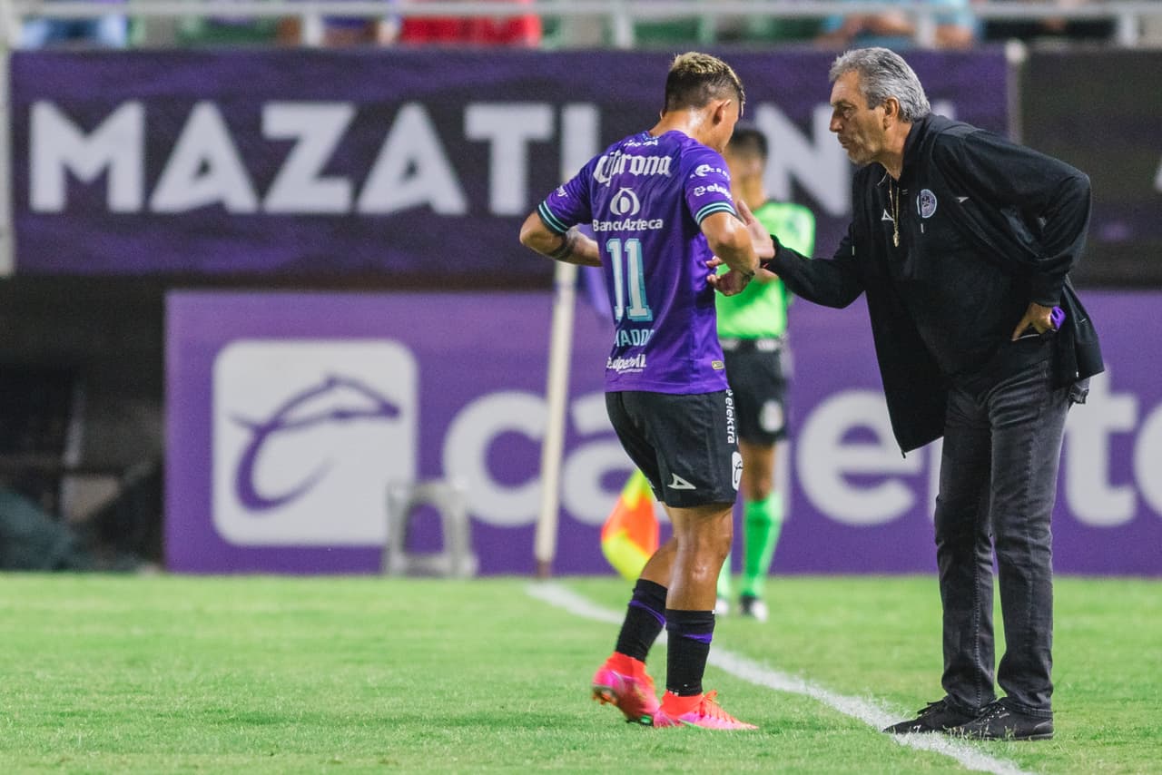 Los cambios de Tomás Boy para el segundo tiempo empezaban a dar resultados, pero habría más goles por festejar.