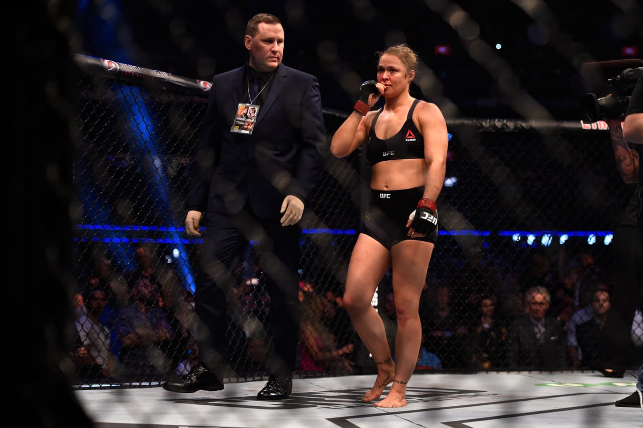 Ronda salió lesionada y tuvo un retiro temporada de las artes marciales mixtas luego de ese combate, sin duda el más doloroso de su carrera en la UFC.