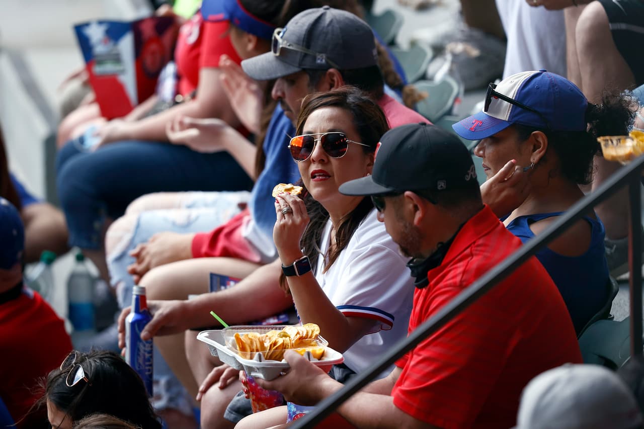 Los 37,238 asistentes llenaron el estadio Globe Life Field para presenciar el Blue Jays vs. Rangers Texas en tiempos de coronavirus.