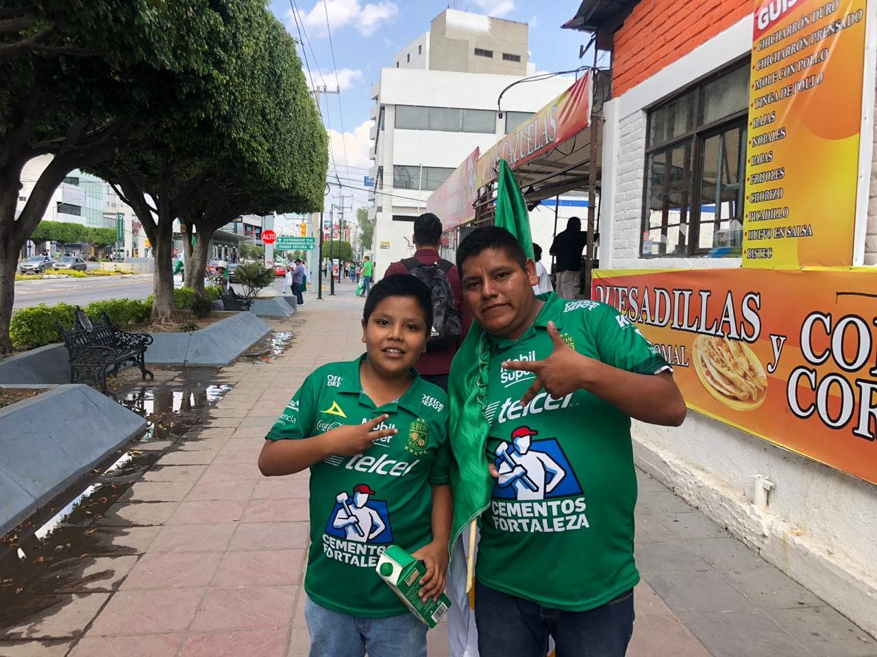 A pocos minutos de la Final del Clausura 2019 entre León y Tigres así viven los fanáticos la llegada al estadio.