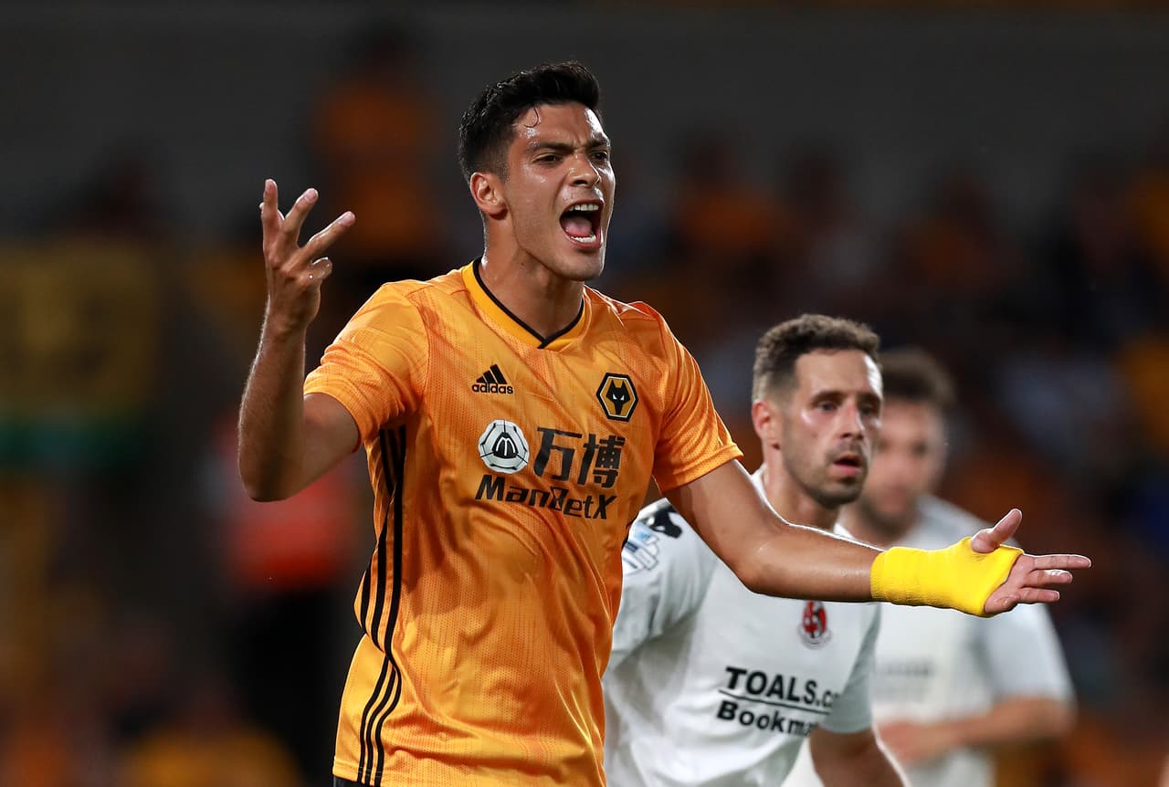 Raúl Jiménez con el Wolverhampton en Europa League.