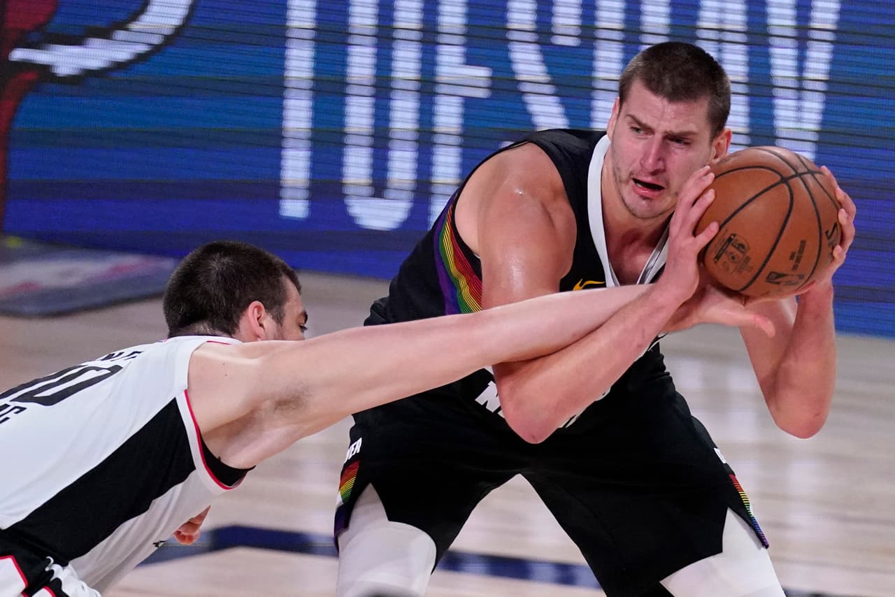 Los Denver Nuggets continúan con vida en la semifinales de conferencia tras vencer 98-111 a Los Angeles Clippers.