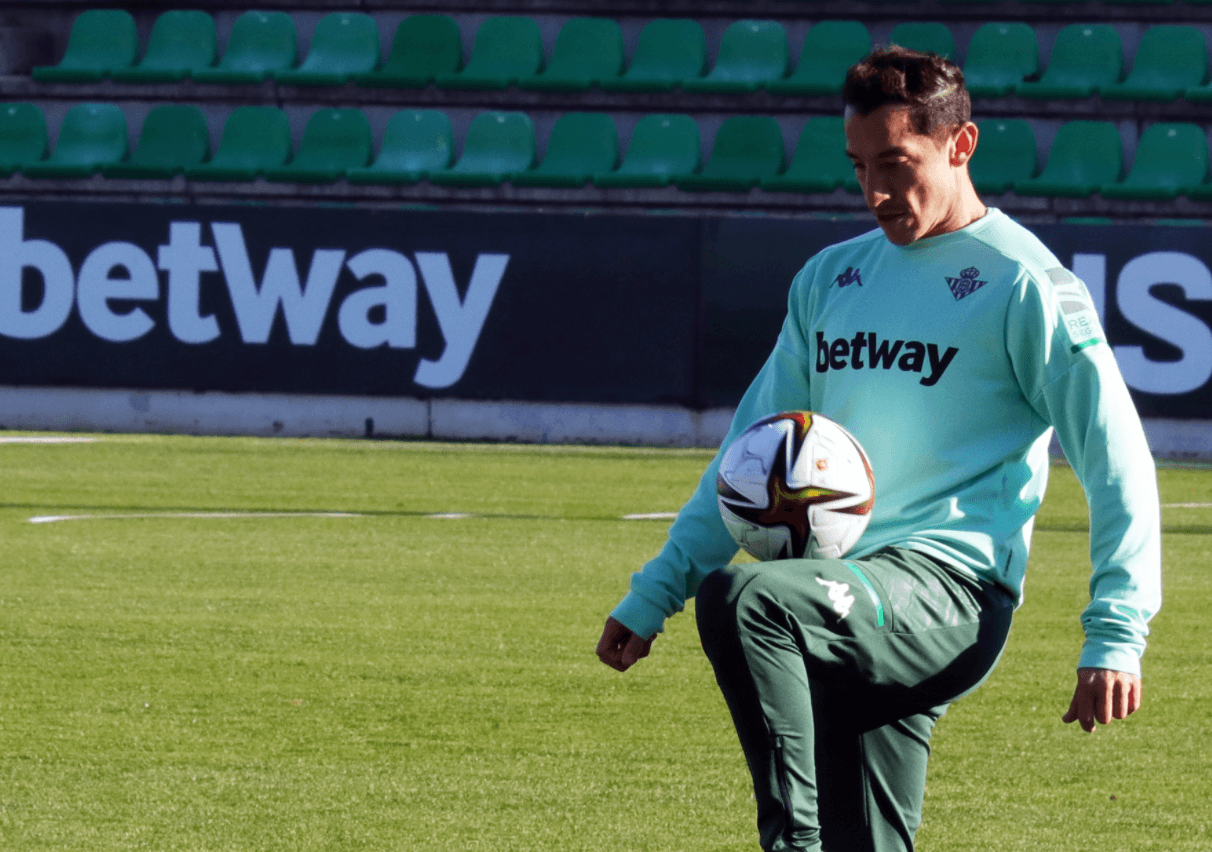 Andrés Guardado viaja con Betis ante Gijón para Copa del Rey