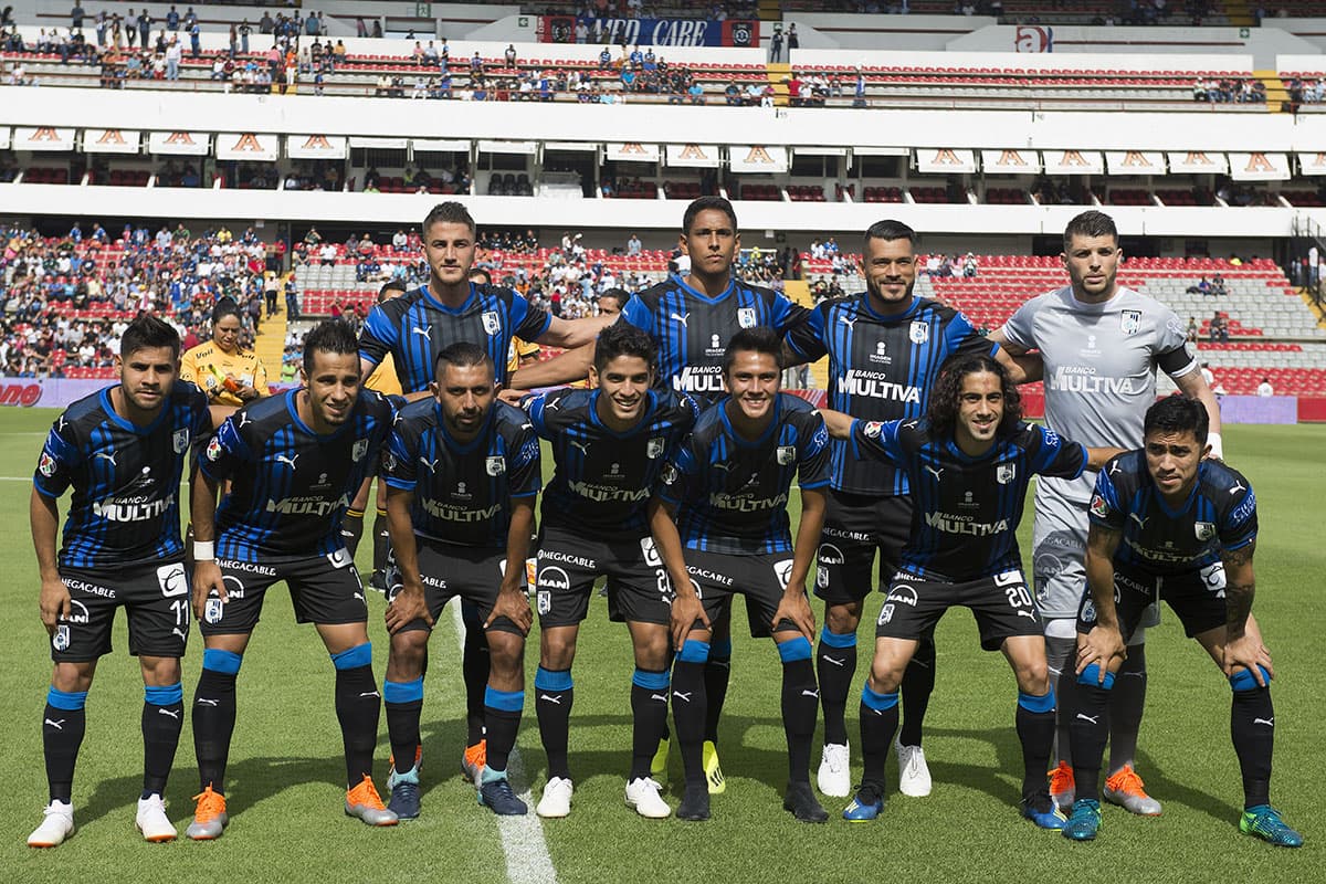 Los jugadores del Querétaro posan antes del inicio del encuentro en el Estadio La Corregidora.