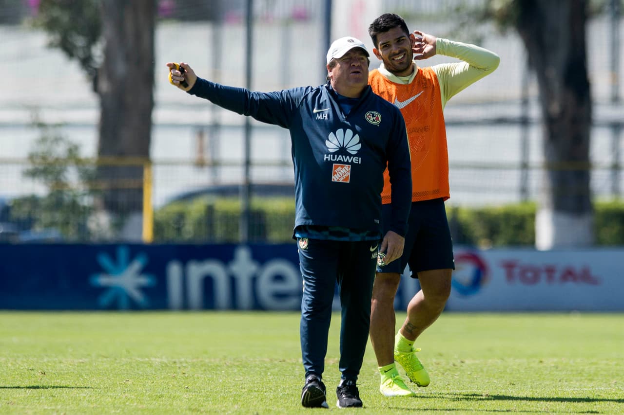 El técnico, con su estilo único, ha logrado potenciar a jugadores que en el pasado estaban lejos de su nivel y el buen ánimo es evidente al interior del equipo.
