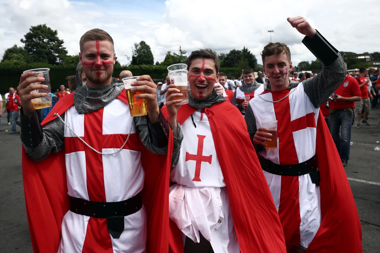 En los alrededores del estadio los ingleses mostraban su ambiente.