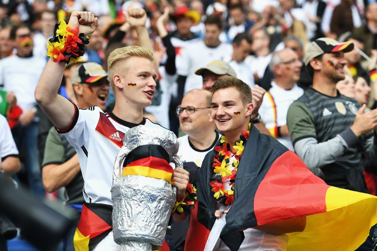 Los fans teutones en el Estadio de France en Saint-Dennis