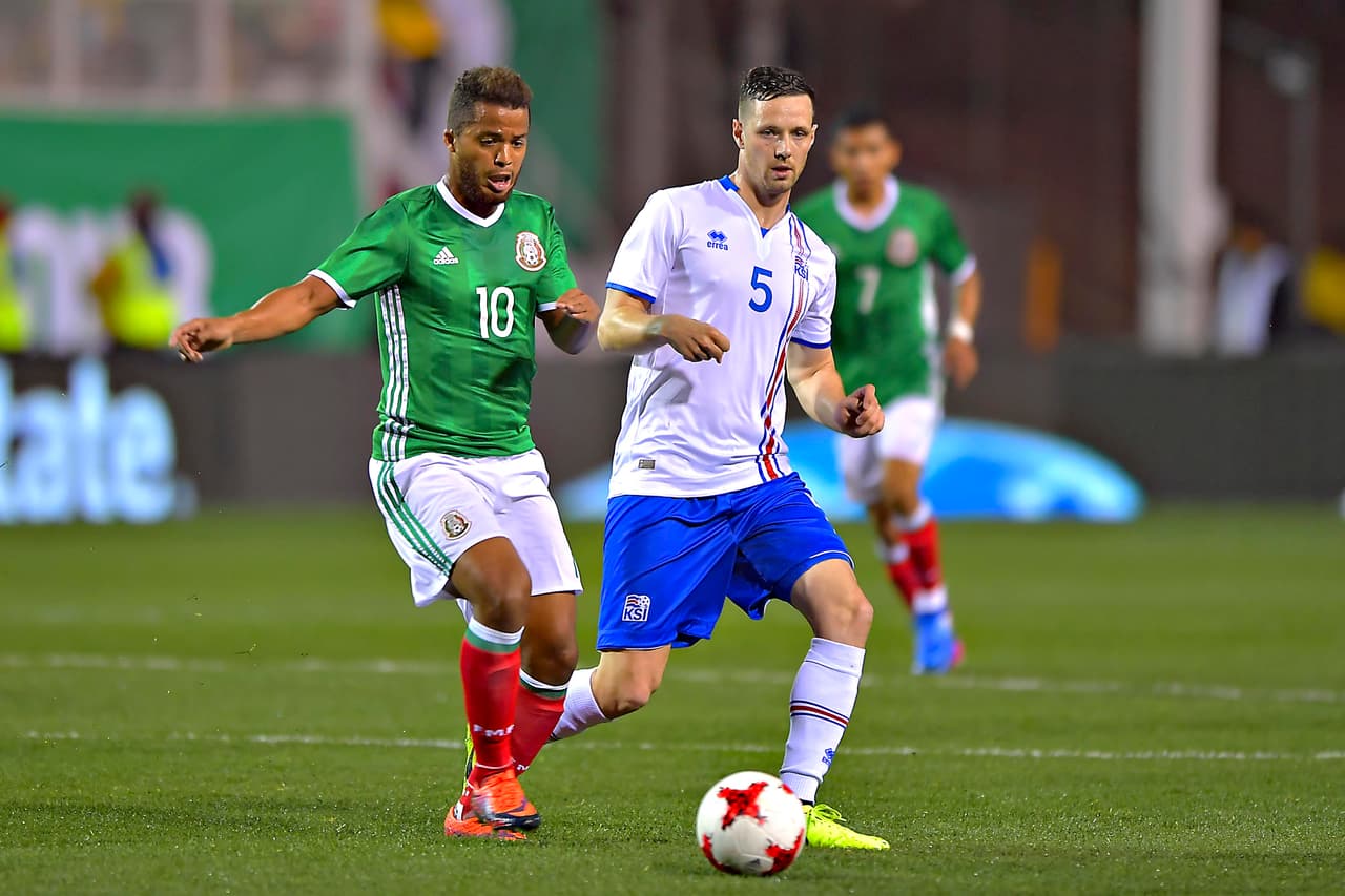 <b>GIOVANI DOS SANTOS</b> – De actuación discreta, Gio se tiró a los costados para recibir la pelota y distribuirla en ataque, logró buenas conexiones con Lozano pero no se entendió tanto con Alan Pulido salvo en el gol. Cobró el tiro libre para asistir al delantero de Chivas. Remató un par de veces sin real peligro y salió de cambio al medio tiempo. 
<b>Calificación 7</b>