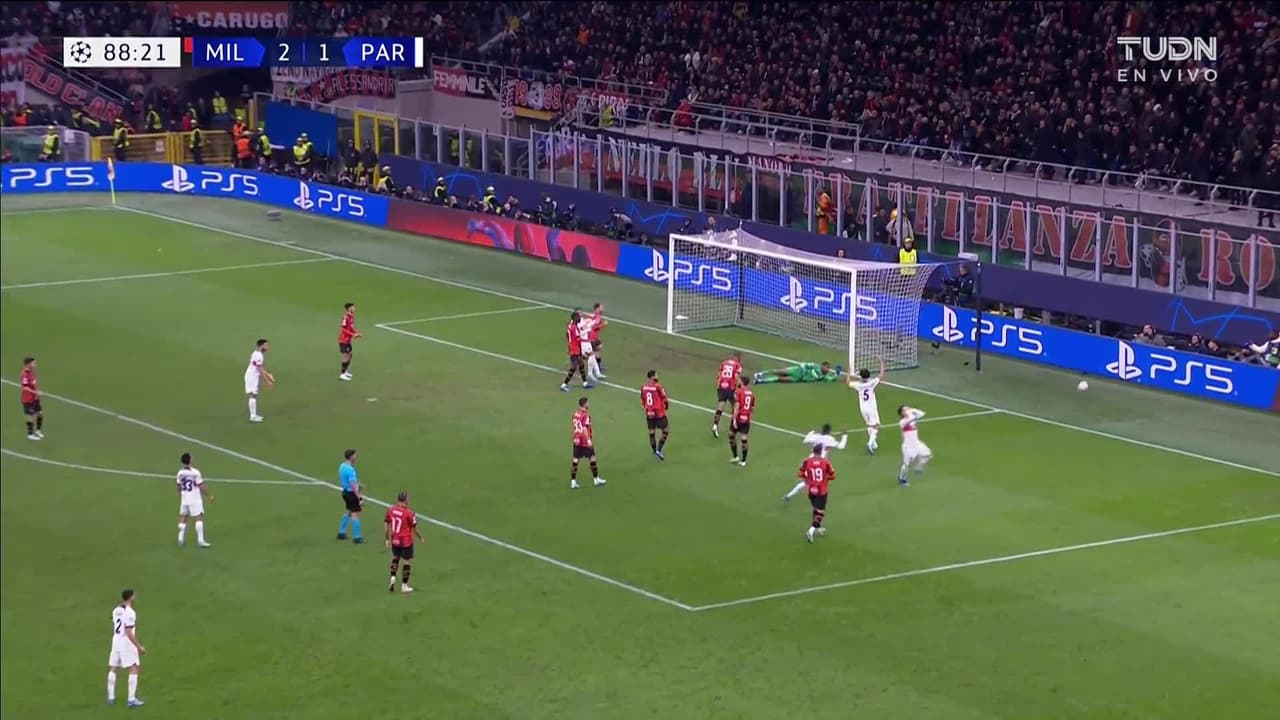 ¡CERCA! Lee Kang-In disparó que se estrella en el poste.