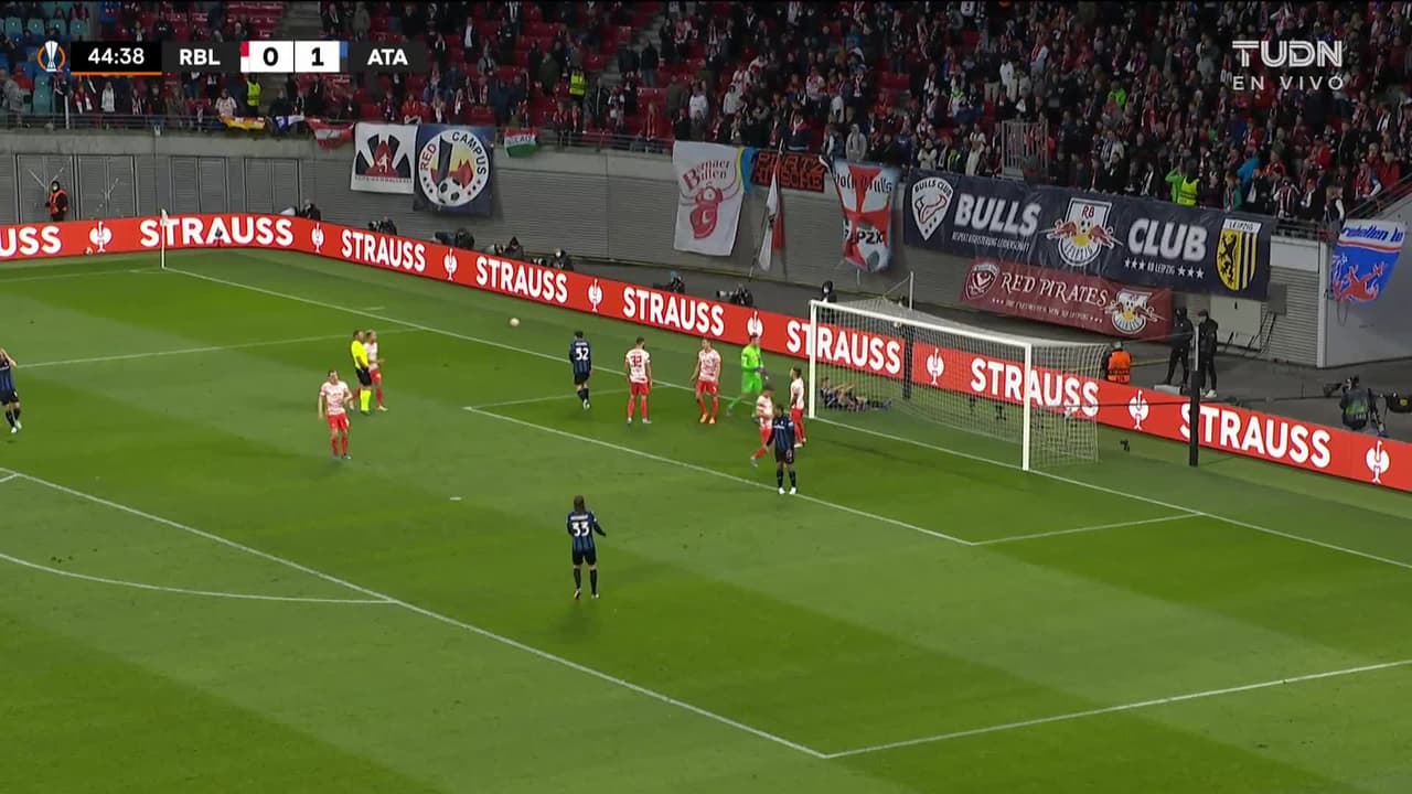 ¡CERCA! Mario Pasalic disparó que se estrella en el poste.