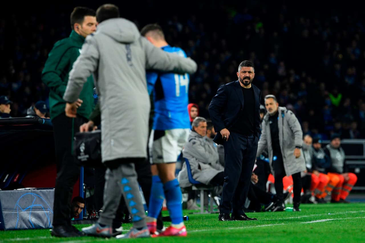 Gennaro Gattuso contempla a Mertens en su salida del campo tras sufrir una lesión durante el partido.