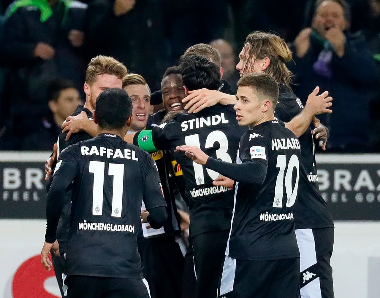 El defensor del Gladbach llegó por la banda derecha y tras un pase de Stindl, solo tuvo que empujar la pelota para poner el 2-0.