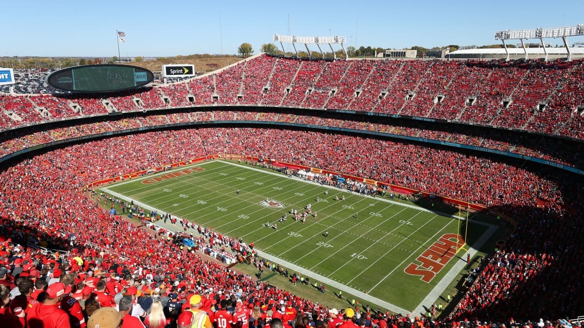 Familia mexicana construye réplica del estadio de los Kansas City Chiefs