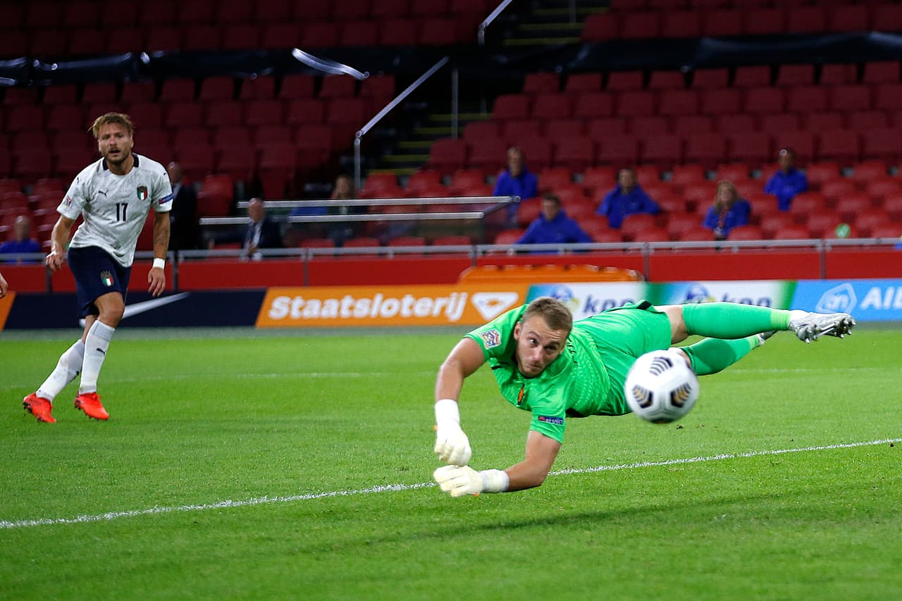 Cillessen no logra atajar el balon.
