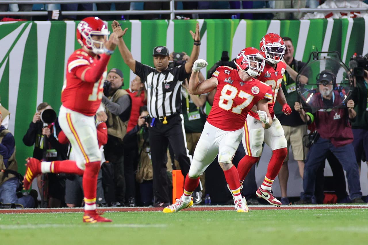 Una jugada más tarde, Mahomes encontró a Travis Kelce en la zona de anotación y los Chiefs se aproximaron 17-20.