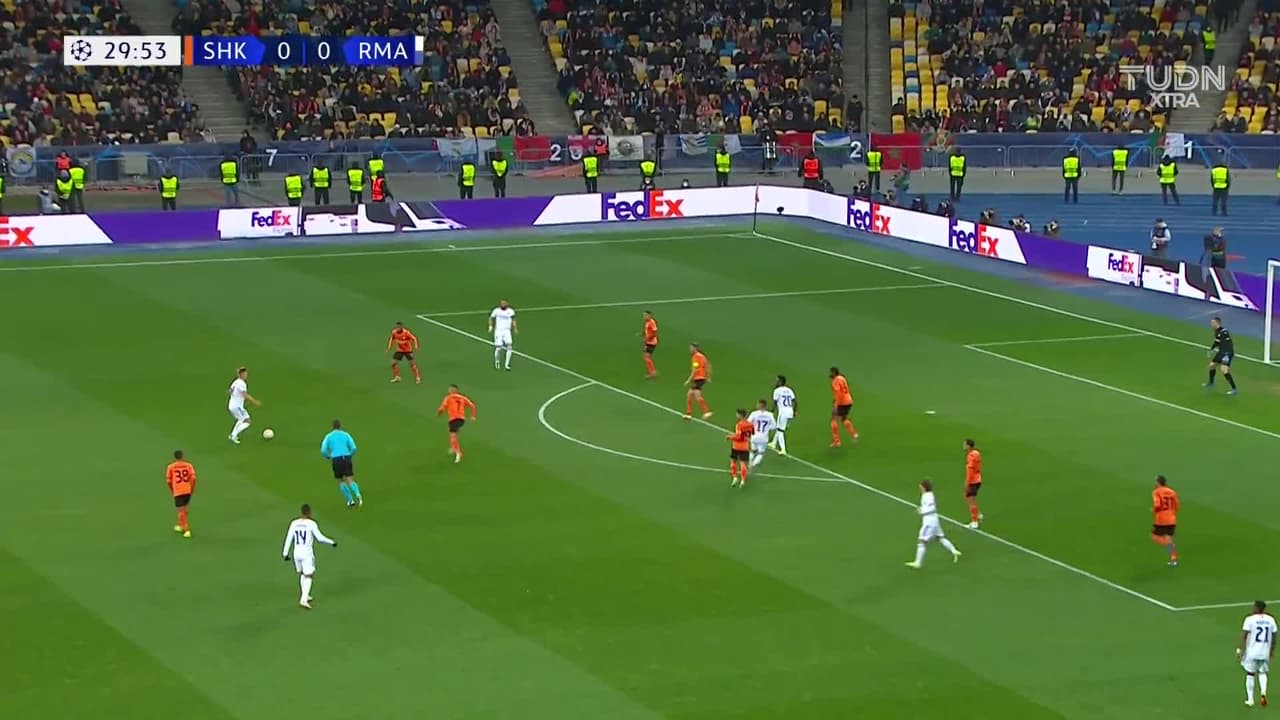 ¡TIRO ATAJADO! disparo por Toni Kroos.